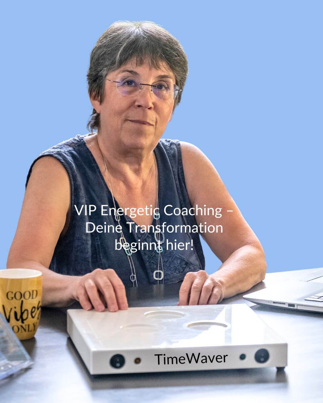 VIP_energetic_coaching Daniela vor ihrem Timewaver sitzend. Timewaver der energetic arbeitet.